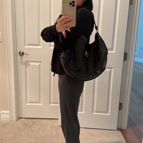 - Salvatore Ferragamo Pebbled Leather Handbag. Excellent Condition - Picture 3 of 10